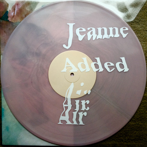 Disque vinyle avec texte "Jeanne Added Air". Design rose et blanc. Le fond est un marron doux.