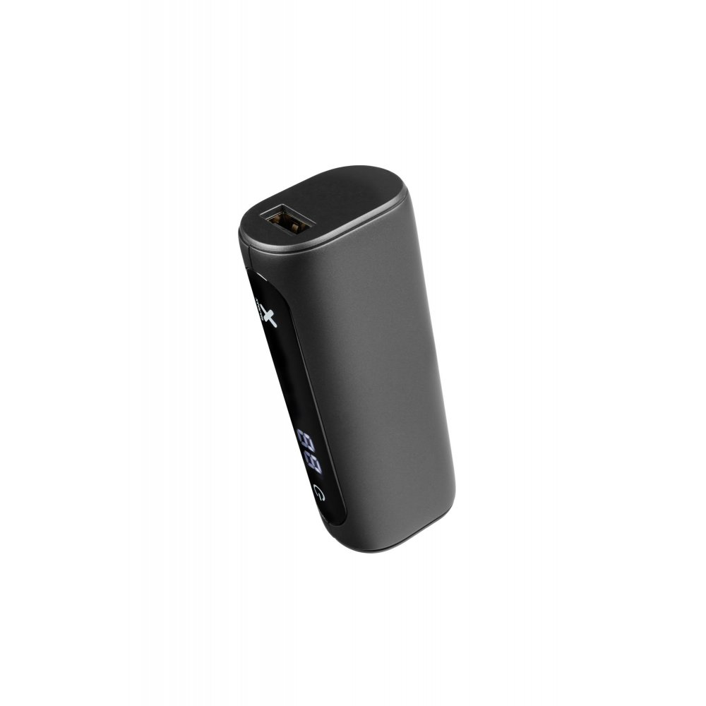Dunkelgraue Powerbank mit USB-Anschluss und Display.