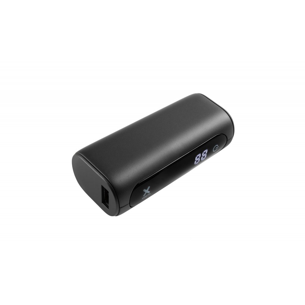 Schwarze, rechteckige Powerbank mit digitaler Anzeige, die 88 anzeigt. Das X-Logo ist sichtbar.