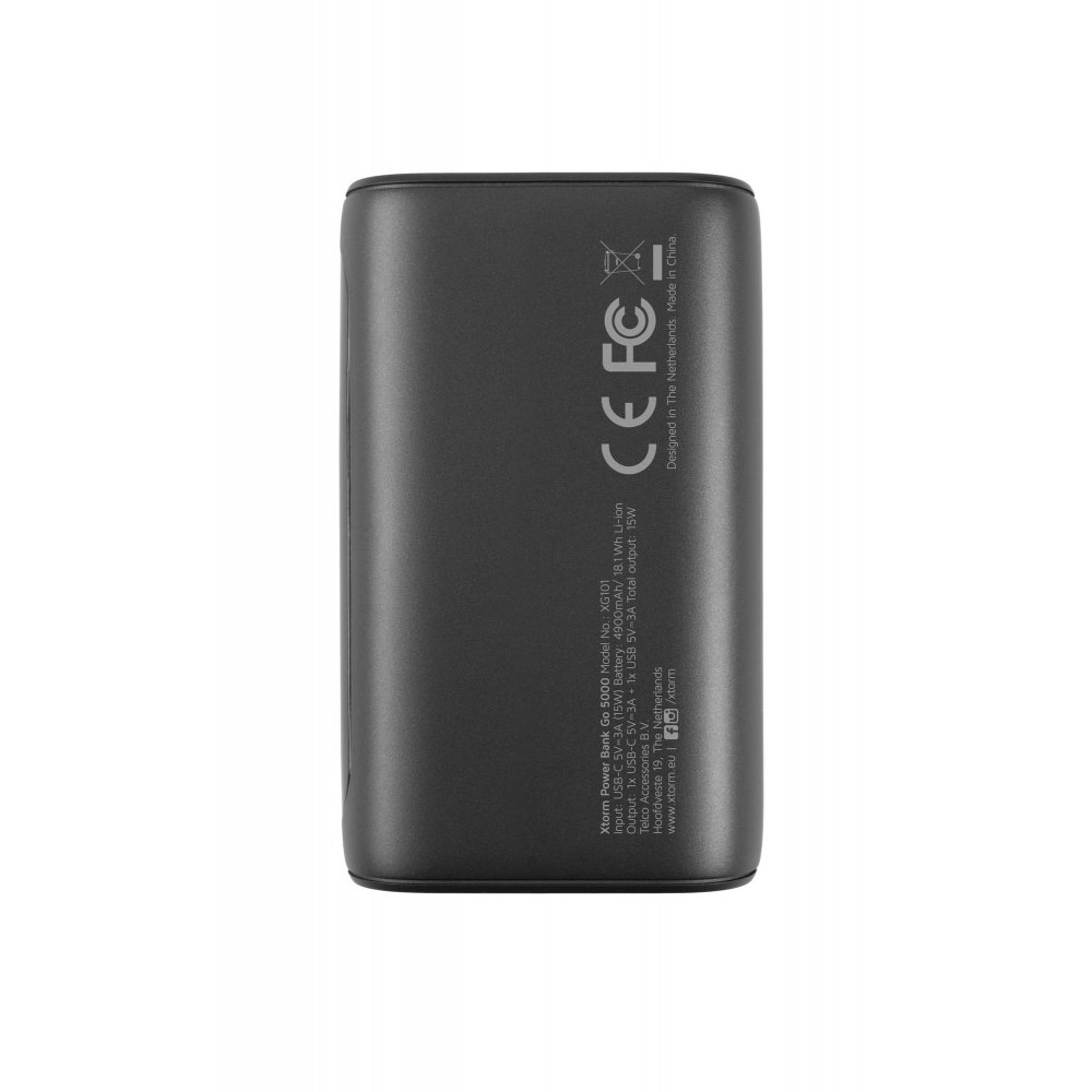 Schwarze Powerbank mit Produktdetails. Die Rückseite des Geräts ist sichtbar.