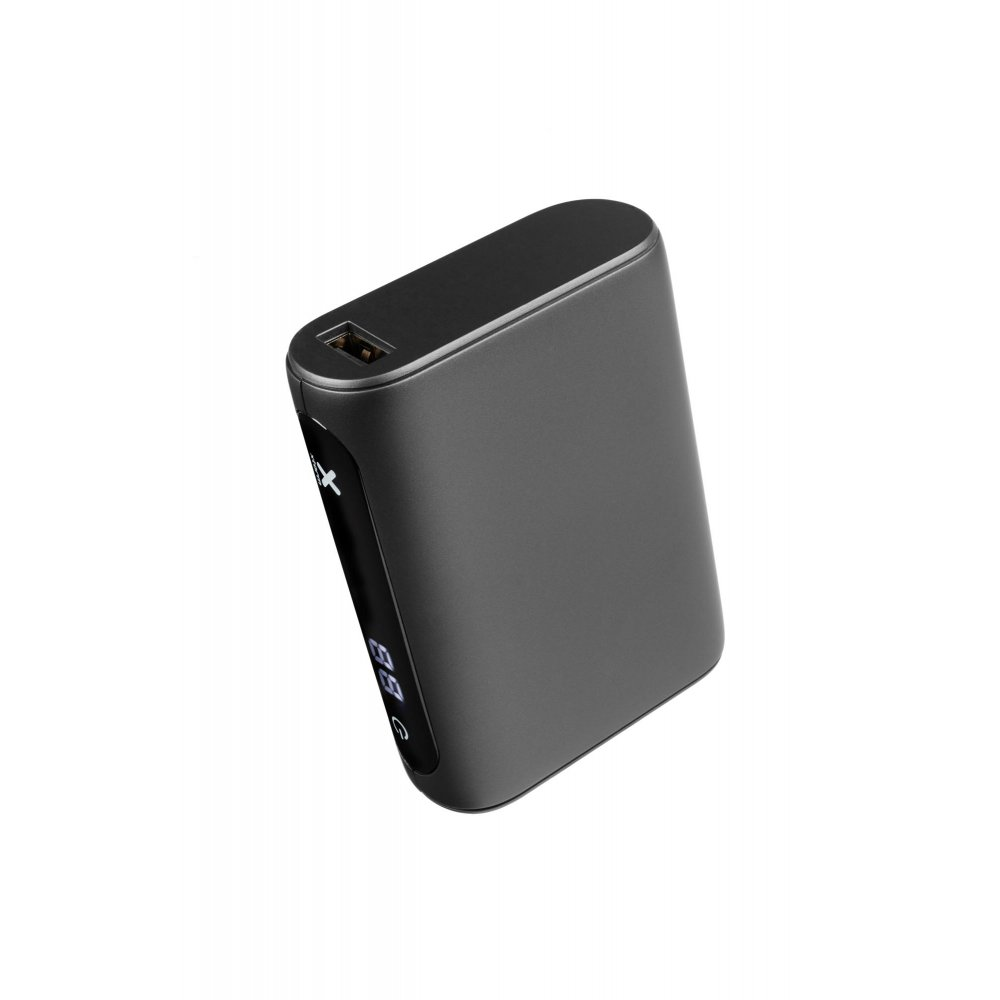 Schwarze Powerbank mit USB-Anschluss und Display. Weißer Hintergrund.