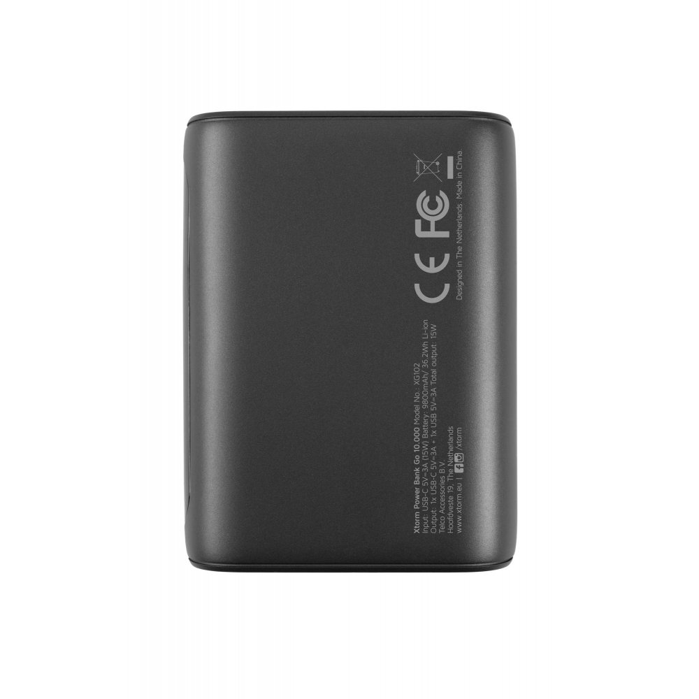 Schwarze Powerbank mit weißem Text, entworfen in den Niederlanden.