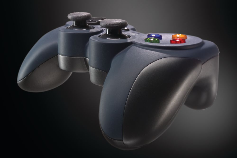 Koyu mavi oyun kontrolcüsü, farklı renklerdeki düğmelerle, siyah arka plan üzerinde.