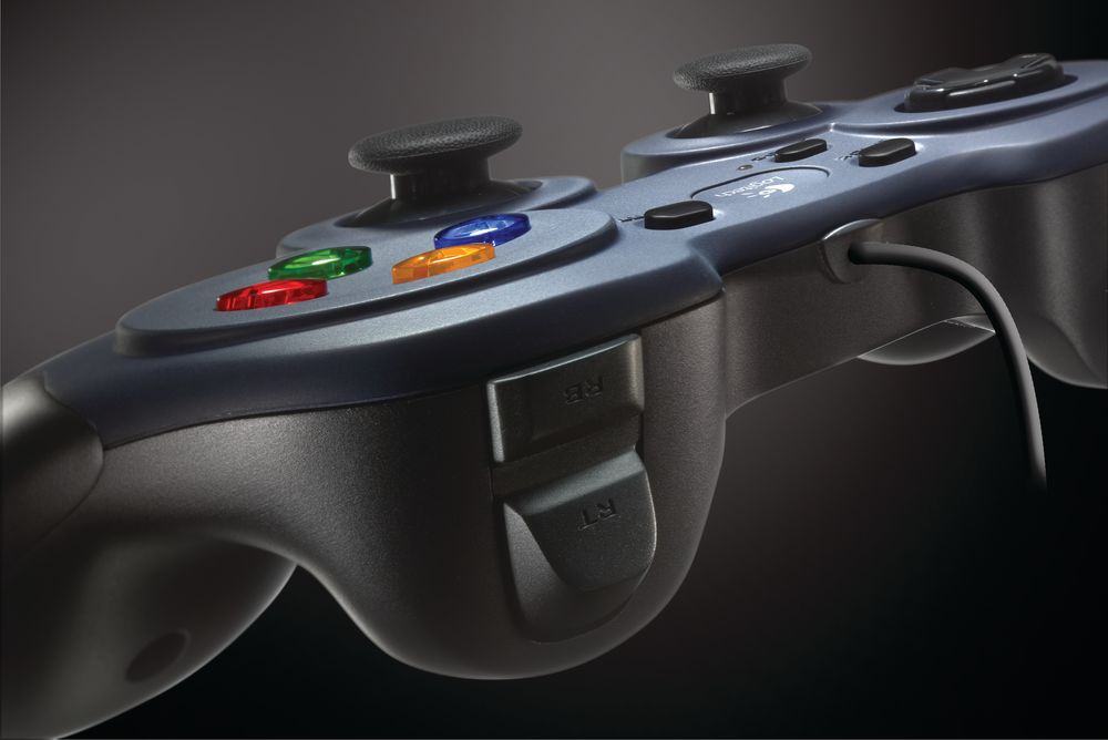 Yakın çekimde Logitech oyun kumandası.