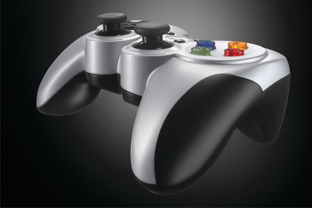 Düğmeleri ve joystick'leri olan gümüş ve siyah gamepad, koyu bir arka plan üzerinde.