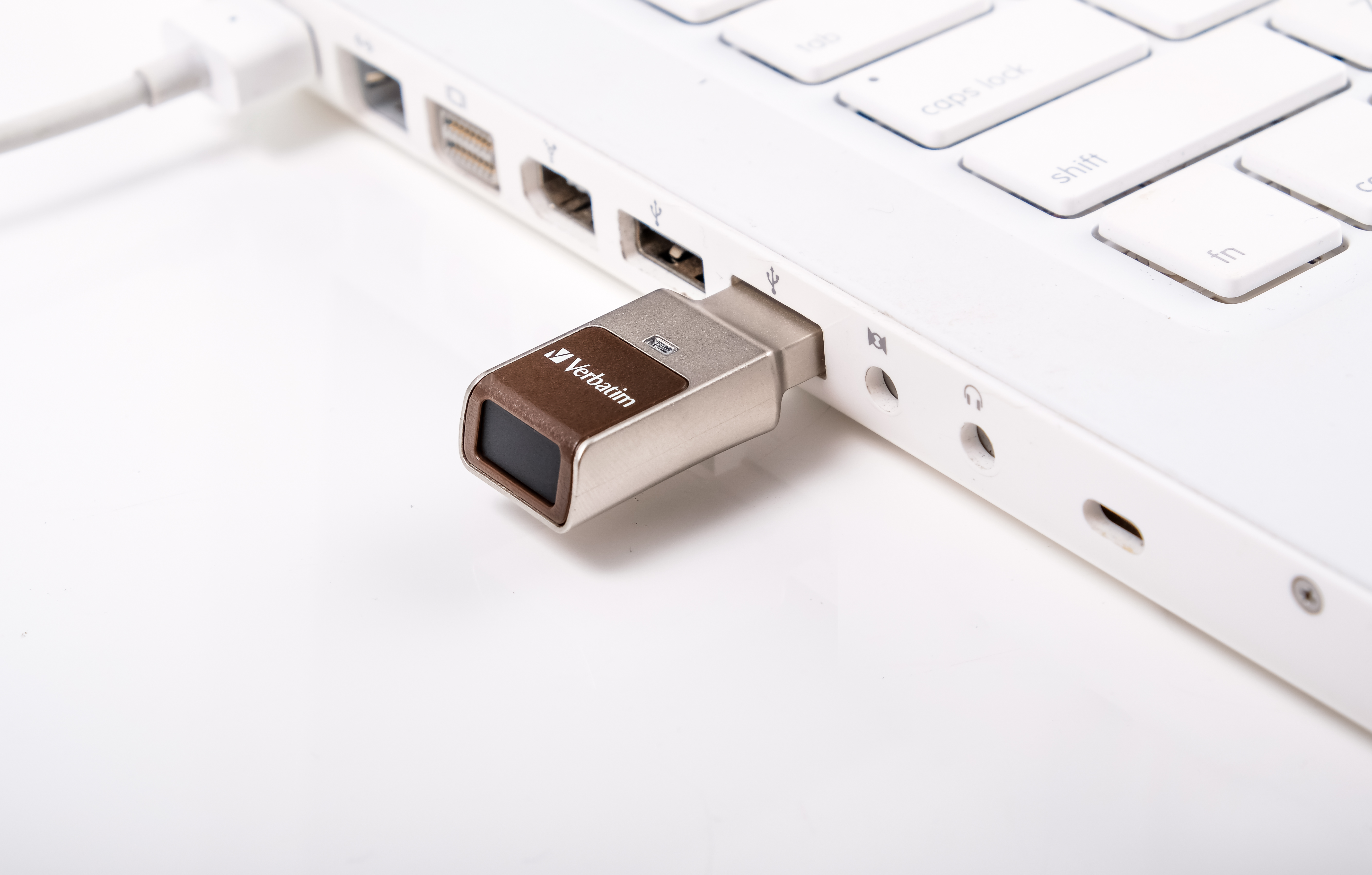 VERBATIM Fingerprint Secure USB-Stick, 32 GB, 80 MB/s, Silber