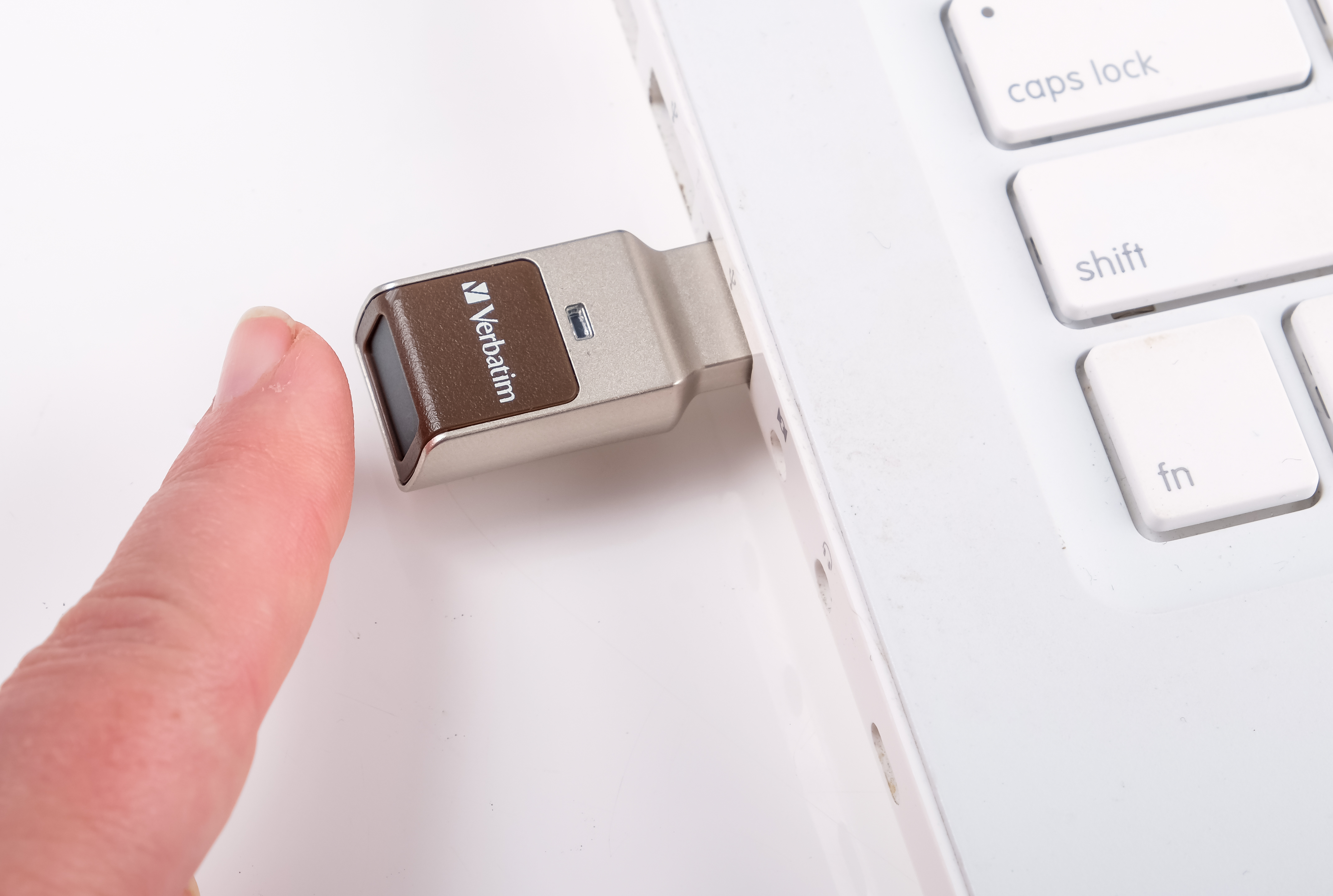 VERBATIM Fingerprint Secure USB-Stick, 32 GB, 80 MB/s, Silber