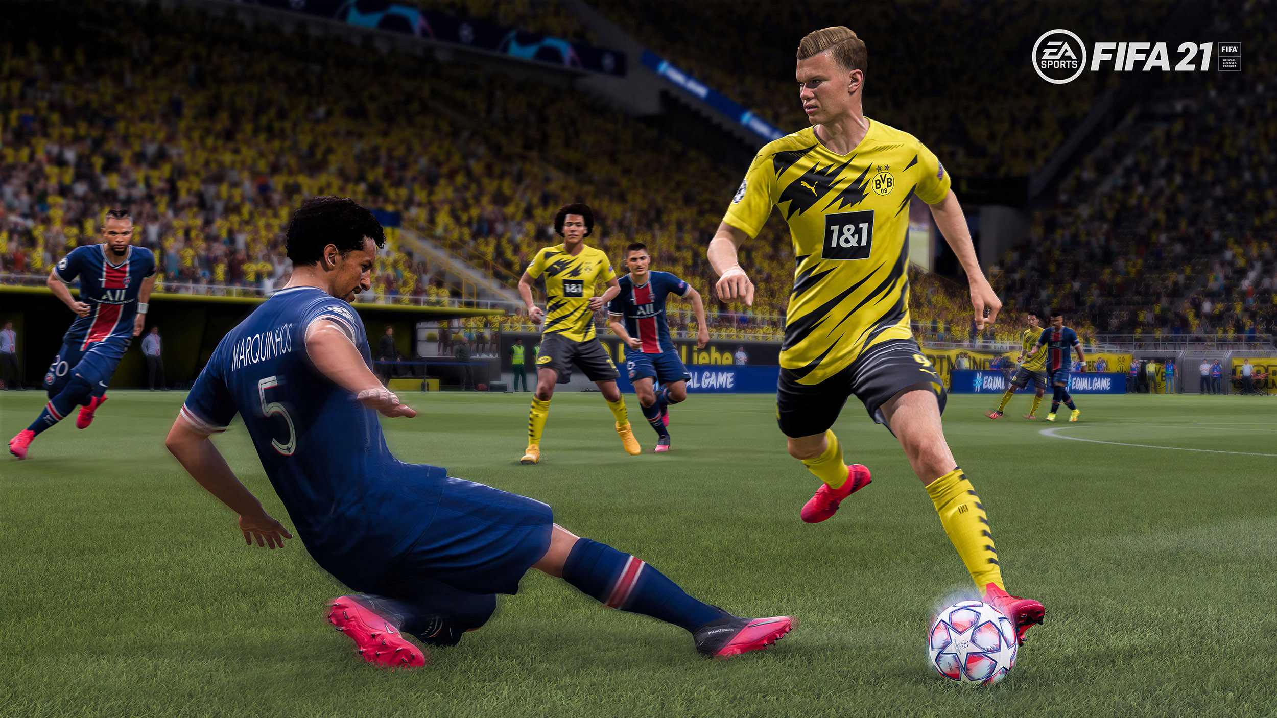 Een voetbalwedstrijd. Een speler in blauw glijdt om een gele speler met de bal te tackelen.