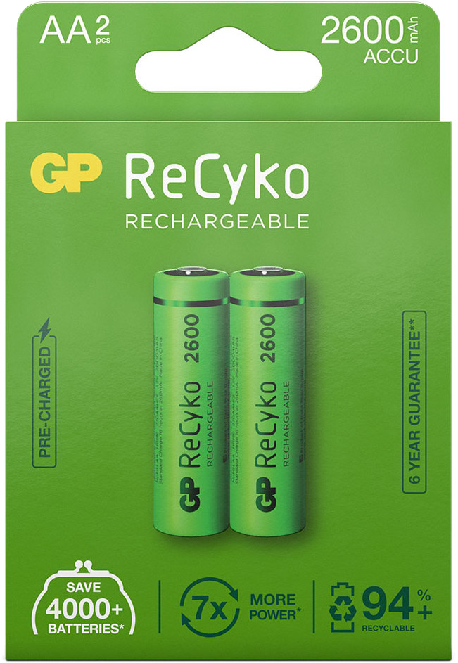 Deux piles AA rechargeables vertes dans une boîte verte et blanche.