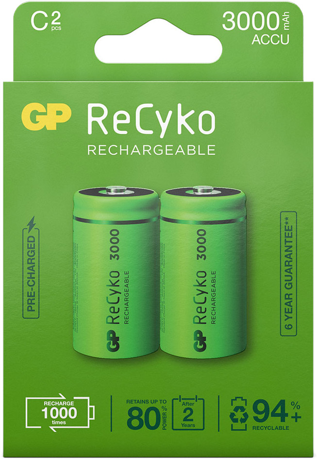 Groene batterijverpakking met twee C-batterijen. Het heeft tekst en afbeeldingen.