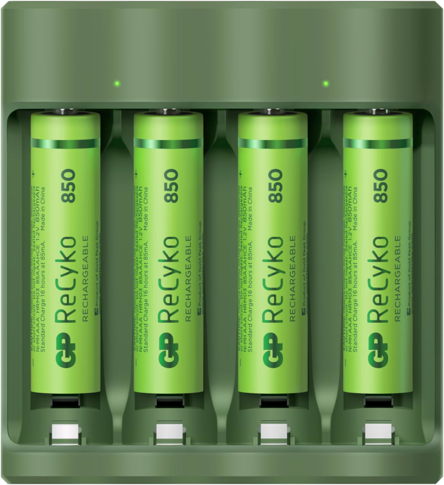 Een batterijoplader met vier groene oplaadbare batterijen erin. De batterijen zijn voorzien van het label ReCyko.