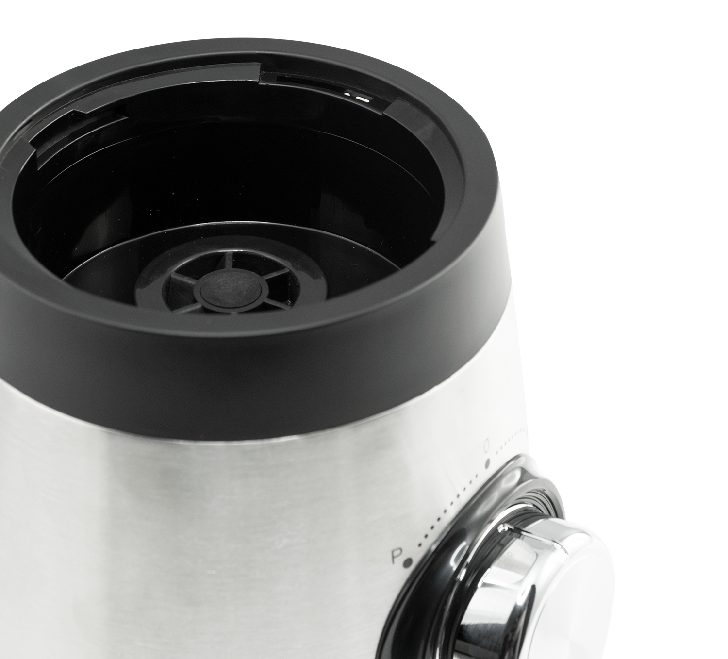 Close-up van een zilveren blender met een zwarte bovenkant. Een zwarte draaiknop met cijfers en een zilveren knop.