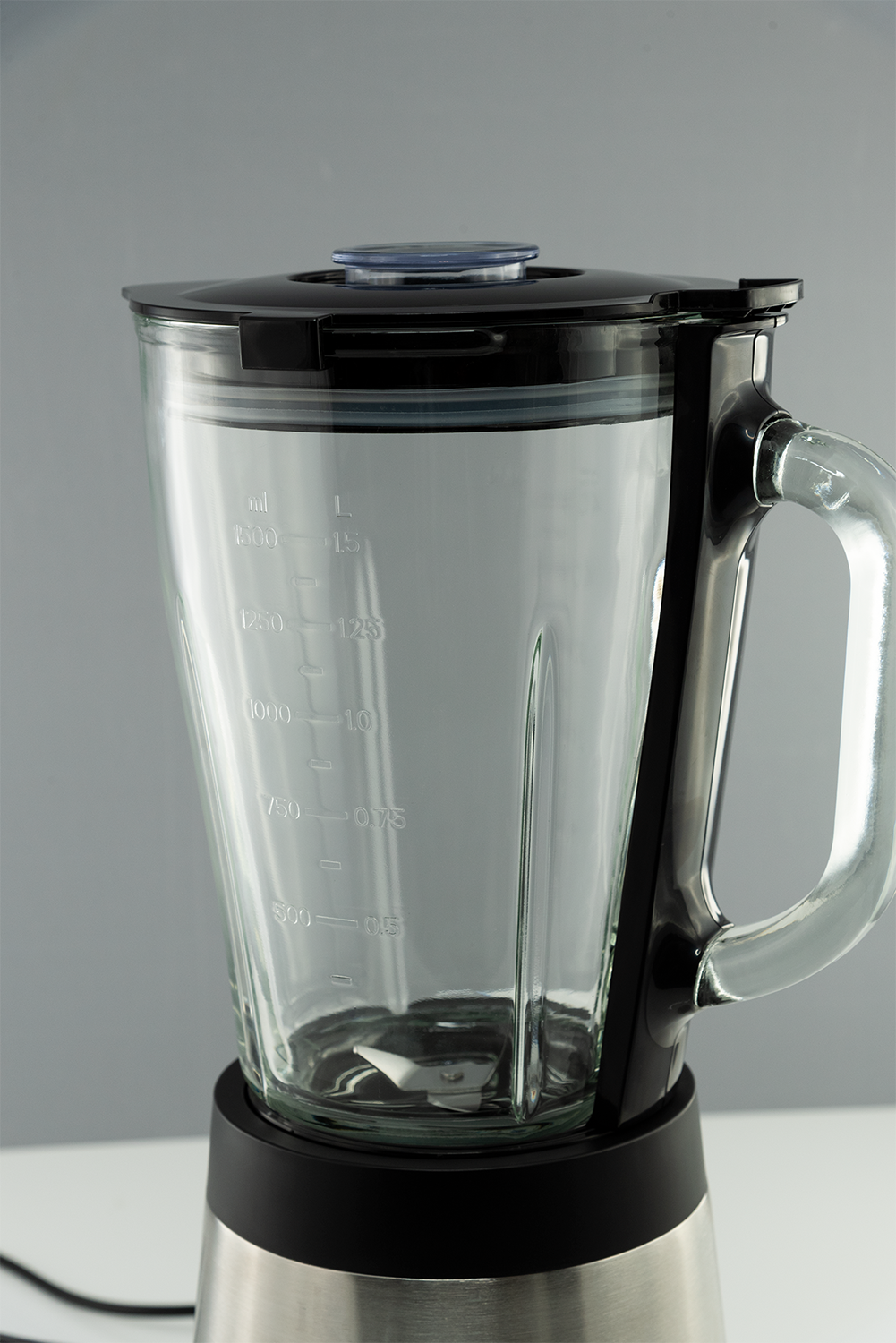 Blender met een glazen pot en een zwart deksel, maatstreepjes op de pot.
