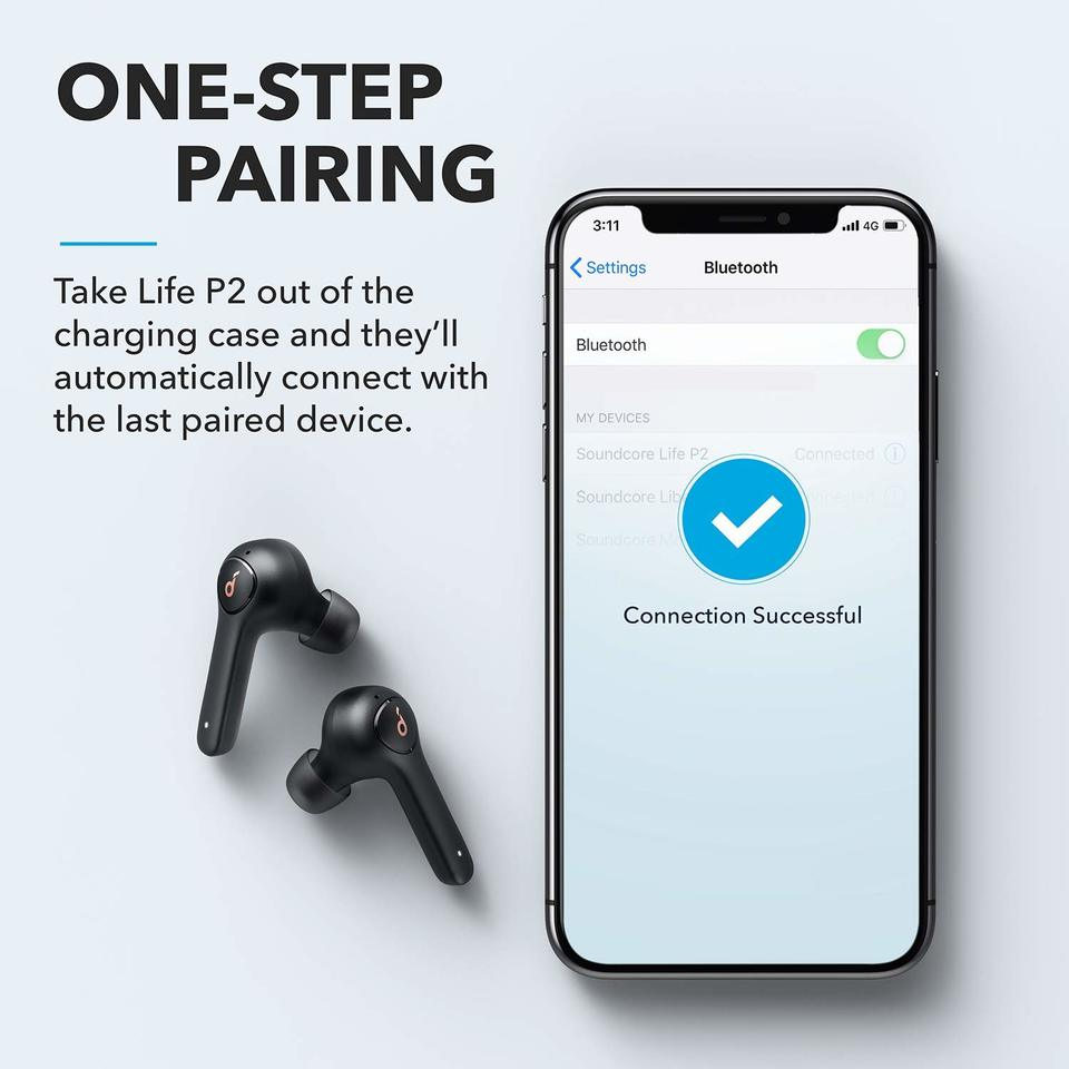 Siyah kulaklıklar bir telefonun yan ında. Telefon başarılı Bluetooth bağlantısı gösteriyor.