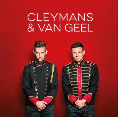 Twee mannen in jassen in militaire stijl staan op rode achtergrond. Tekst: 'CLEYMANS & VAN GEEL' in witte neon.