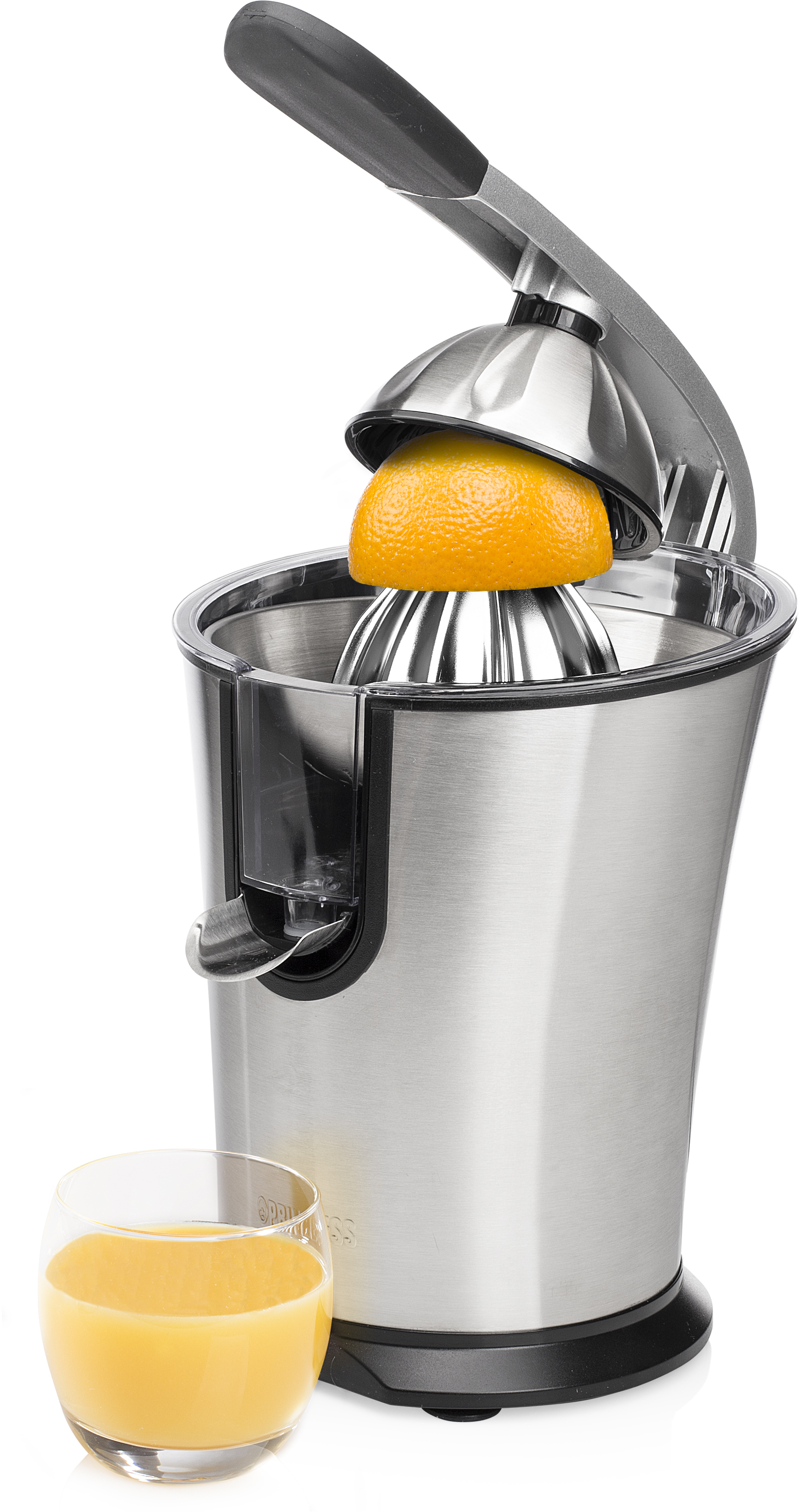 Pers met een halve sinaasappel erin. Een glas sinaasappelsap links.