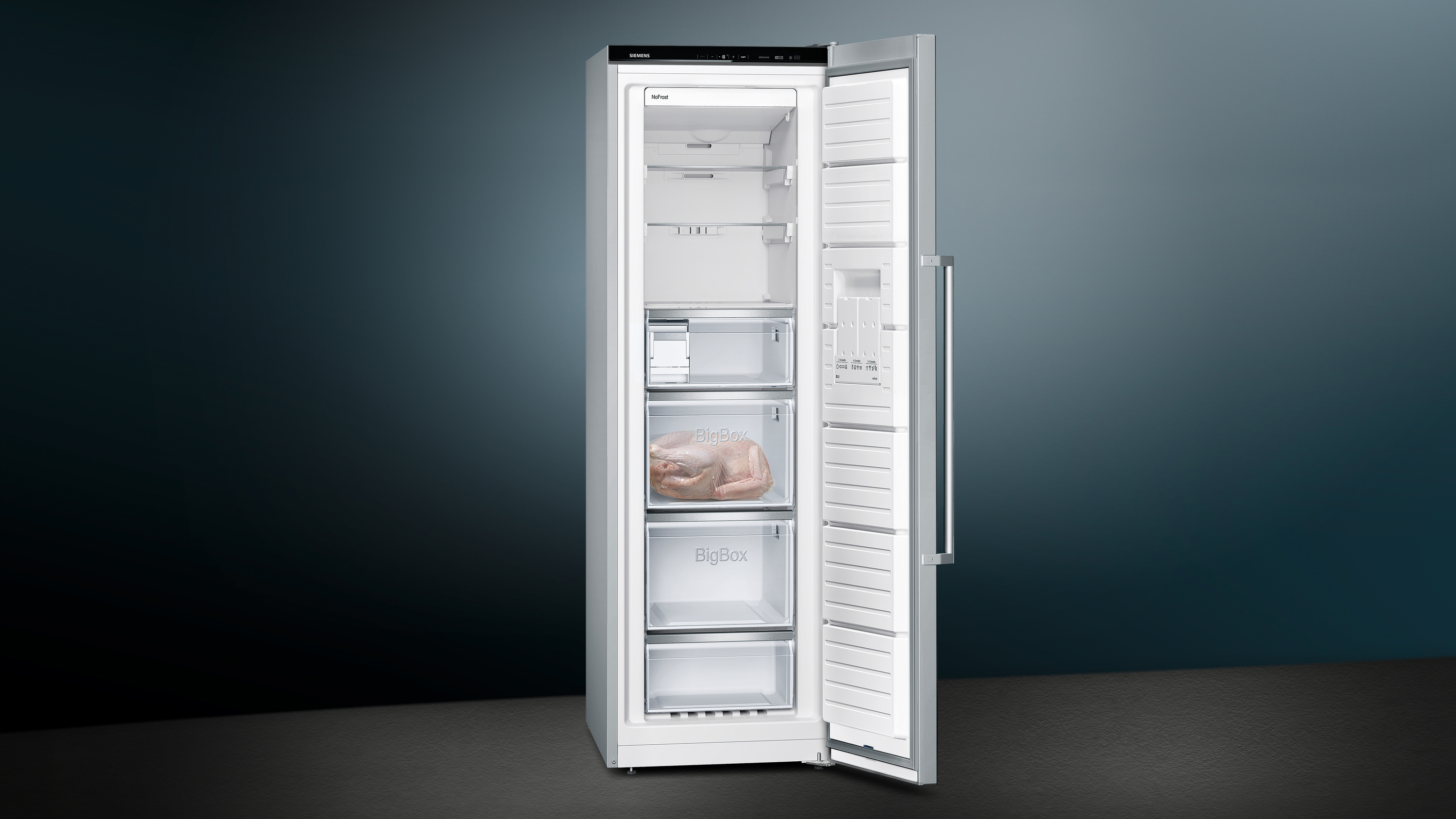 Weißer Kühlschrank mit geöffneter Tür. Innenraum mit Regalen und Schubladen. Rohes Huhn in einer Schublade sichtbar.