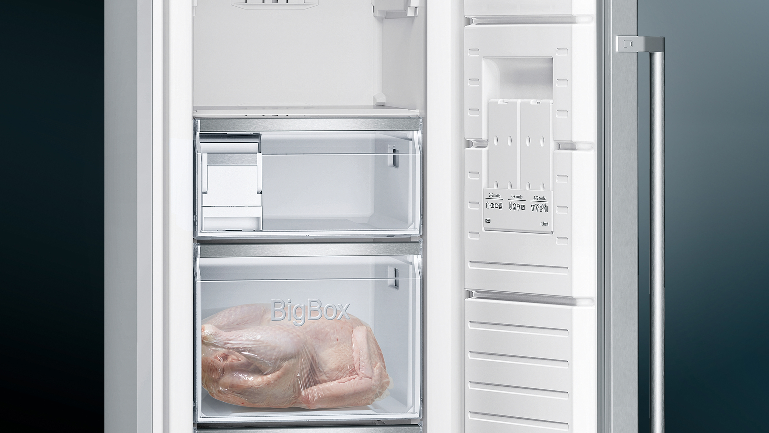 Gefrierschrank-Innenraum mit gefrorenen Lebensmitteln in Schubladen und einem Huhn.