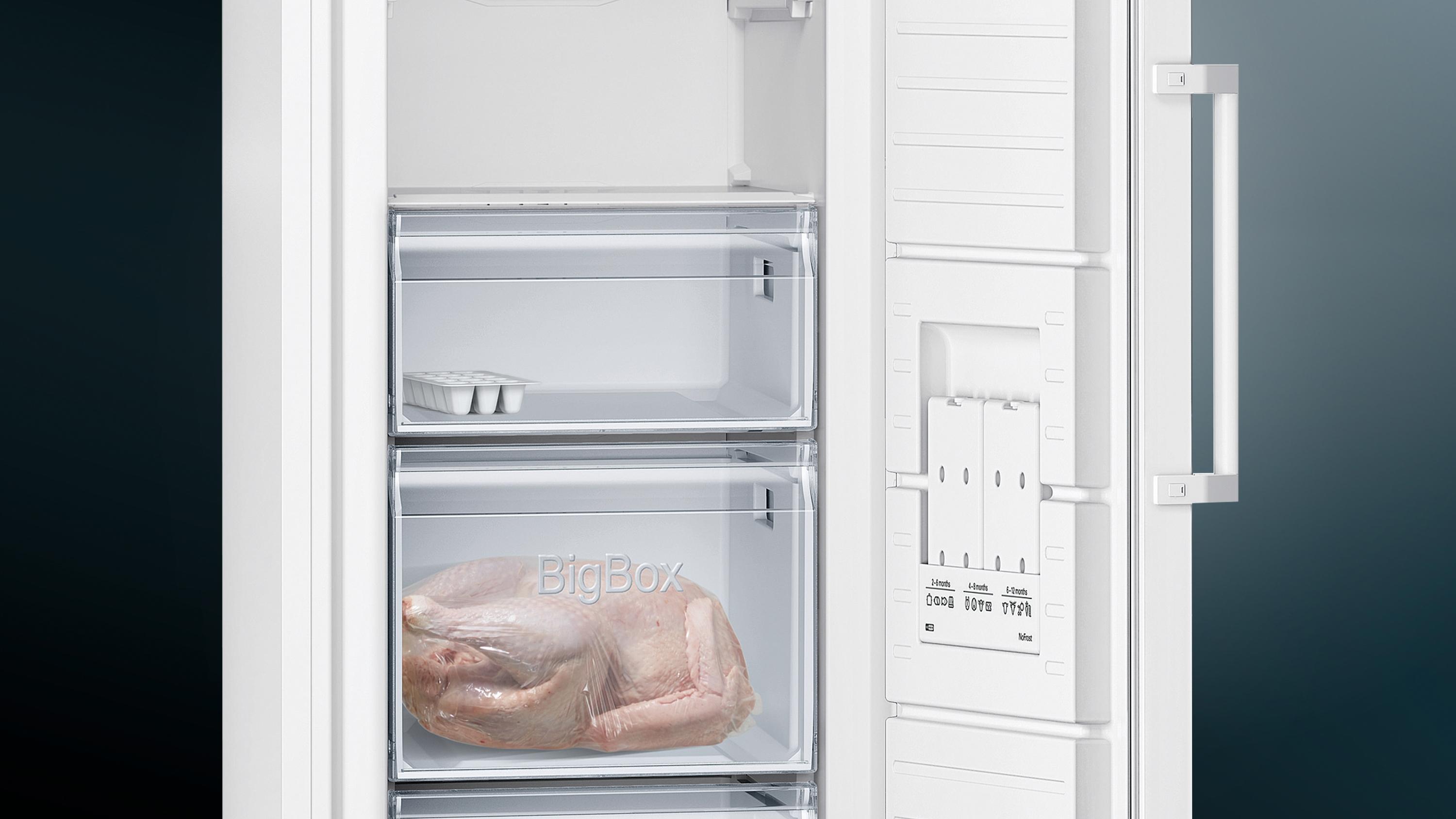 Ein offener Gefrierschrank mit zwei Schubladen, eine enthält Fleisch.