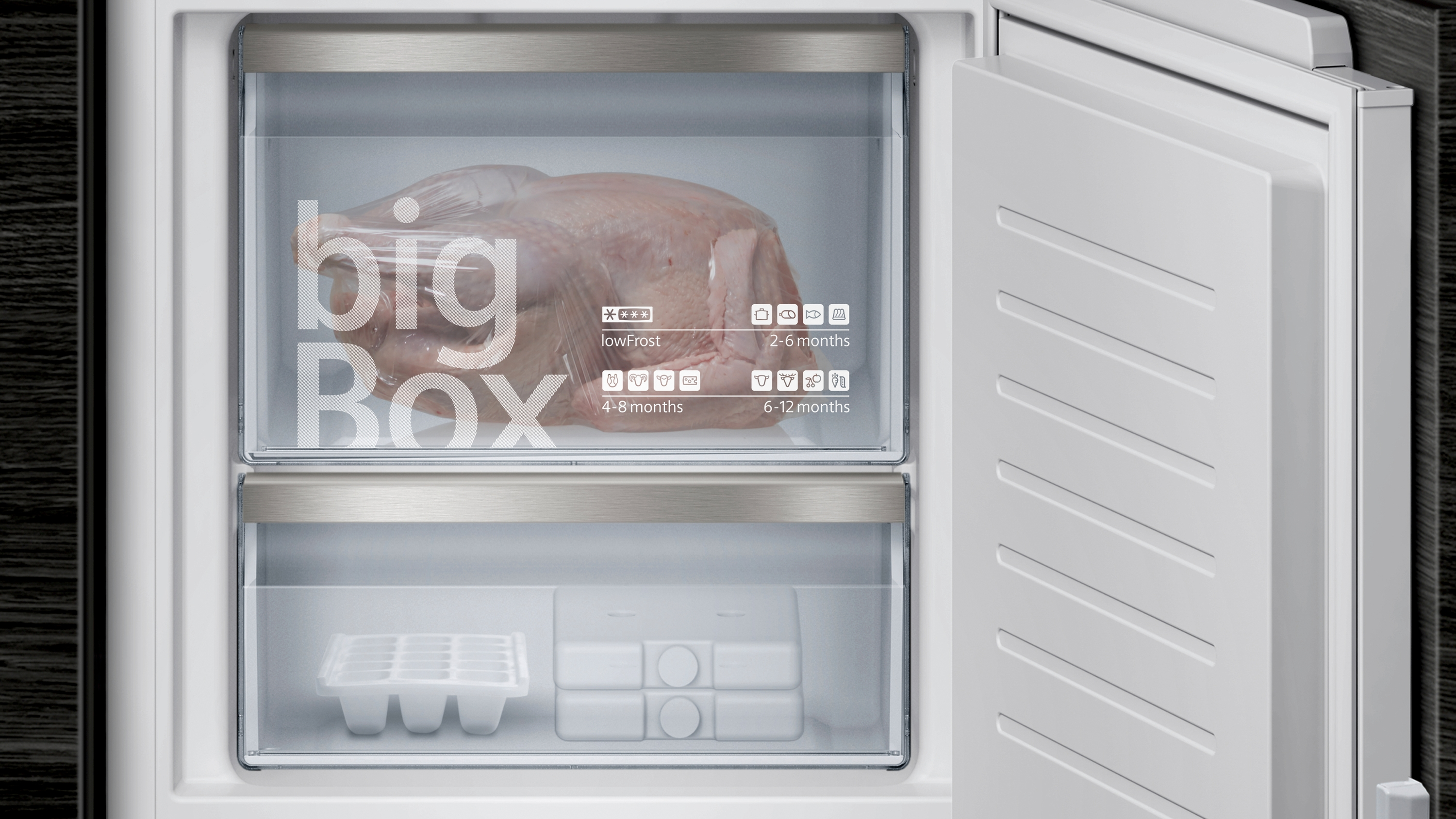 Offener Kühlschrank mit 'Big Box' mit verpacktem Truthahn und Kühlakkus.