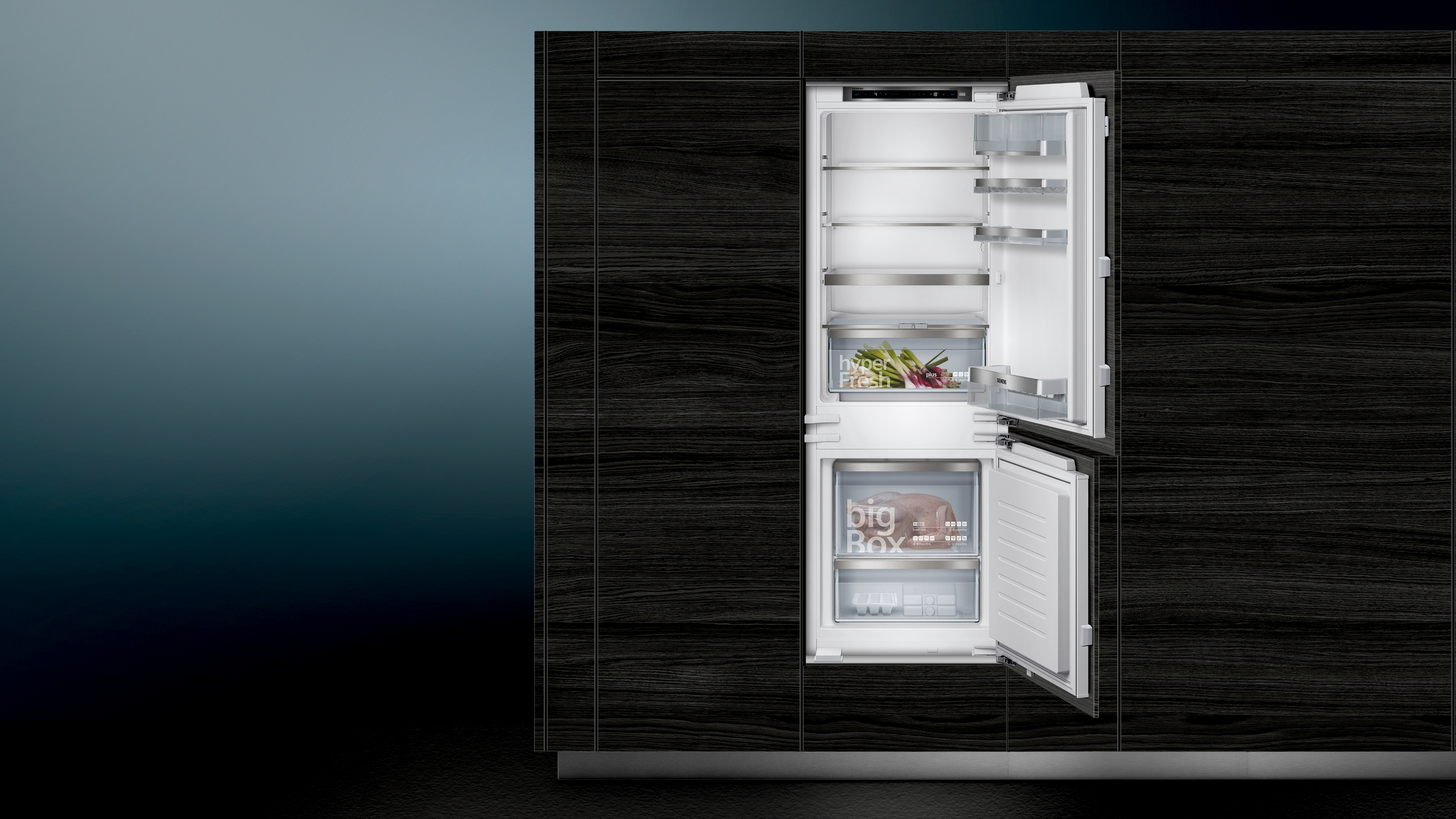 Offener Einbaukühlschrank. Verfügt über einen Frischhaltebereich und eine Gefrierschublade.