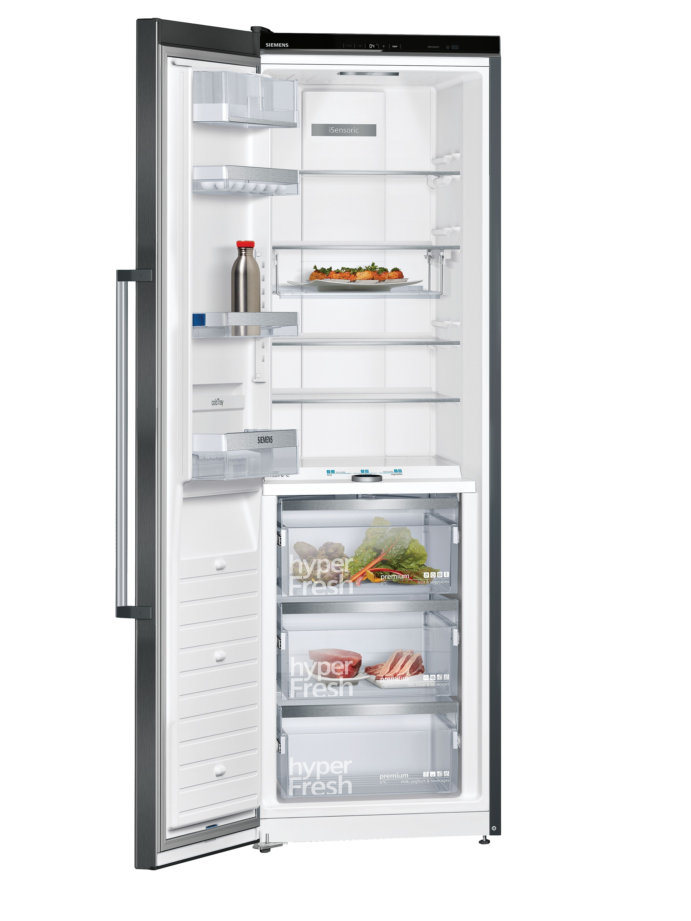 Offener Kühlschrank mit Regalen, Lebensmitteln und Schubladen.