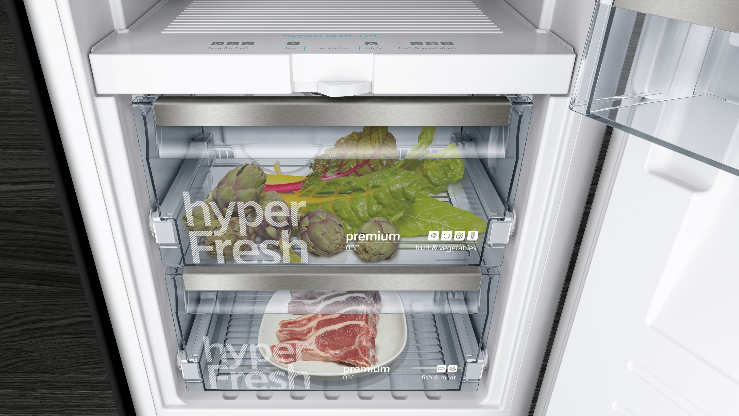 Geöffneter Kühlschrank mit Gemüse und Fleisch in Schubladen.