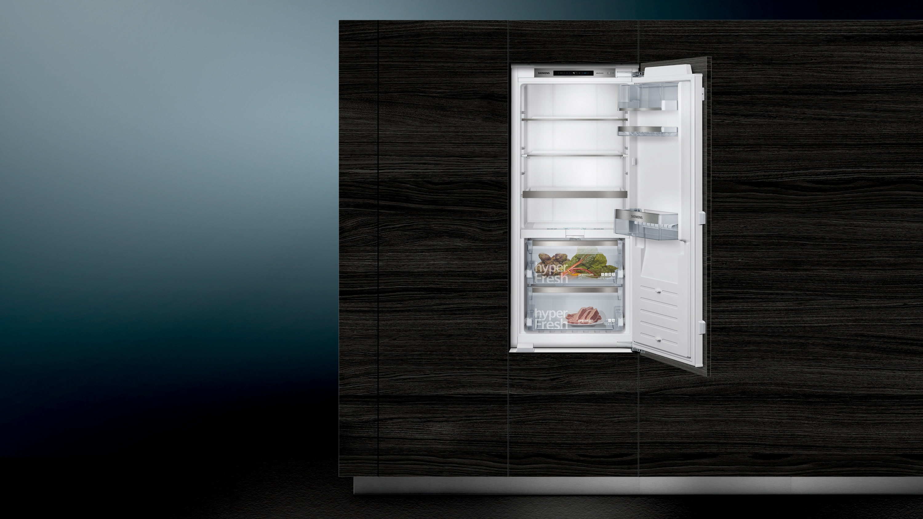 Einbaukühlschrank, offen, zeigt Innenraum mit Regalen und Schubladen.