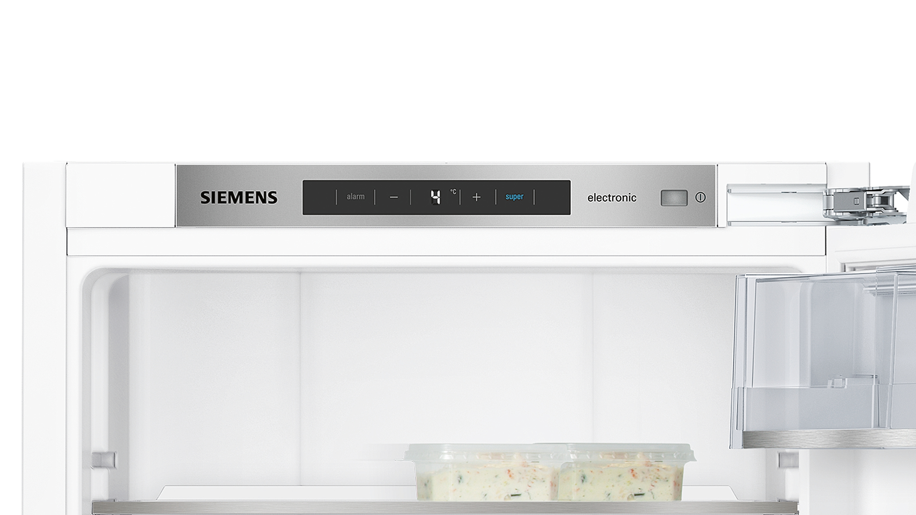 Ein Kühlschrankinnenraum mit Digitalanzeige und Lebensmittelbehältern. Weißer Innenraum.