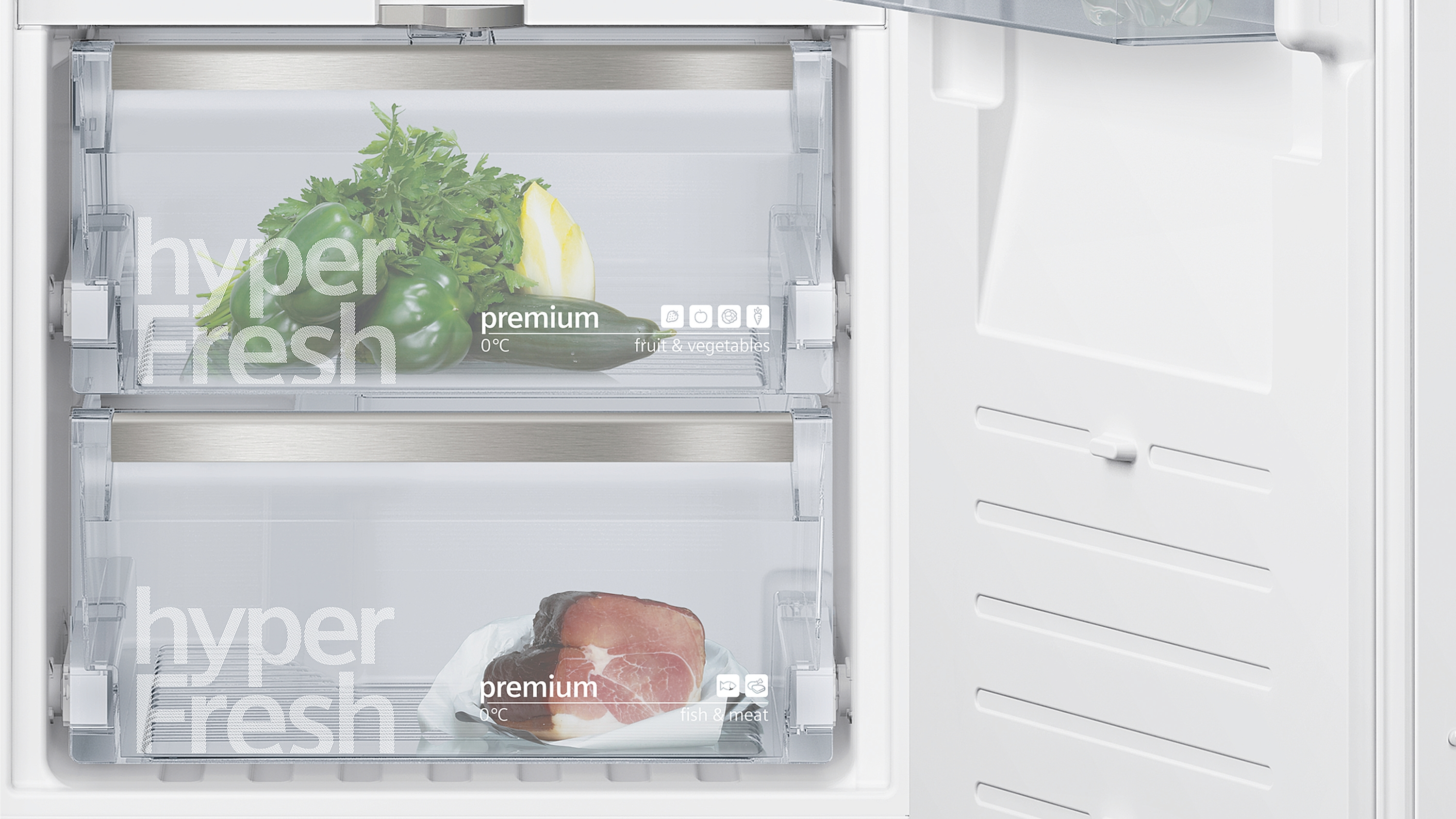 Offener Kühlschrank mit Regalen. Gemüse, Fleisch und andere Artikel sichtbar.
