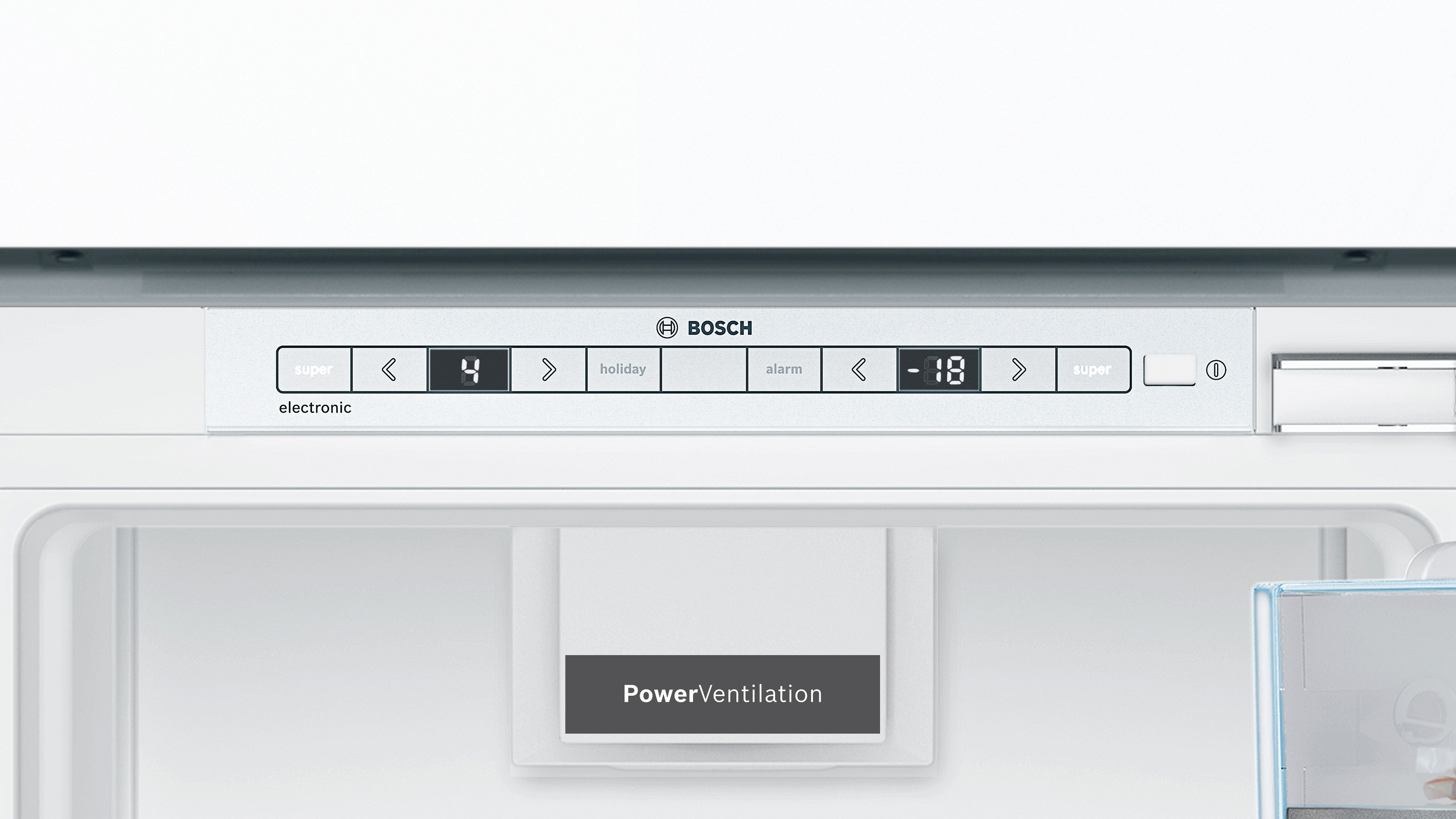 Nahaufnahme eines Kühlschrank-Bedienfelds mit Knöpfen und Anzeige. Text: PowerVentilation.