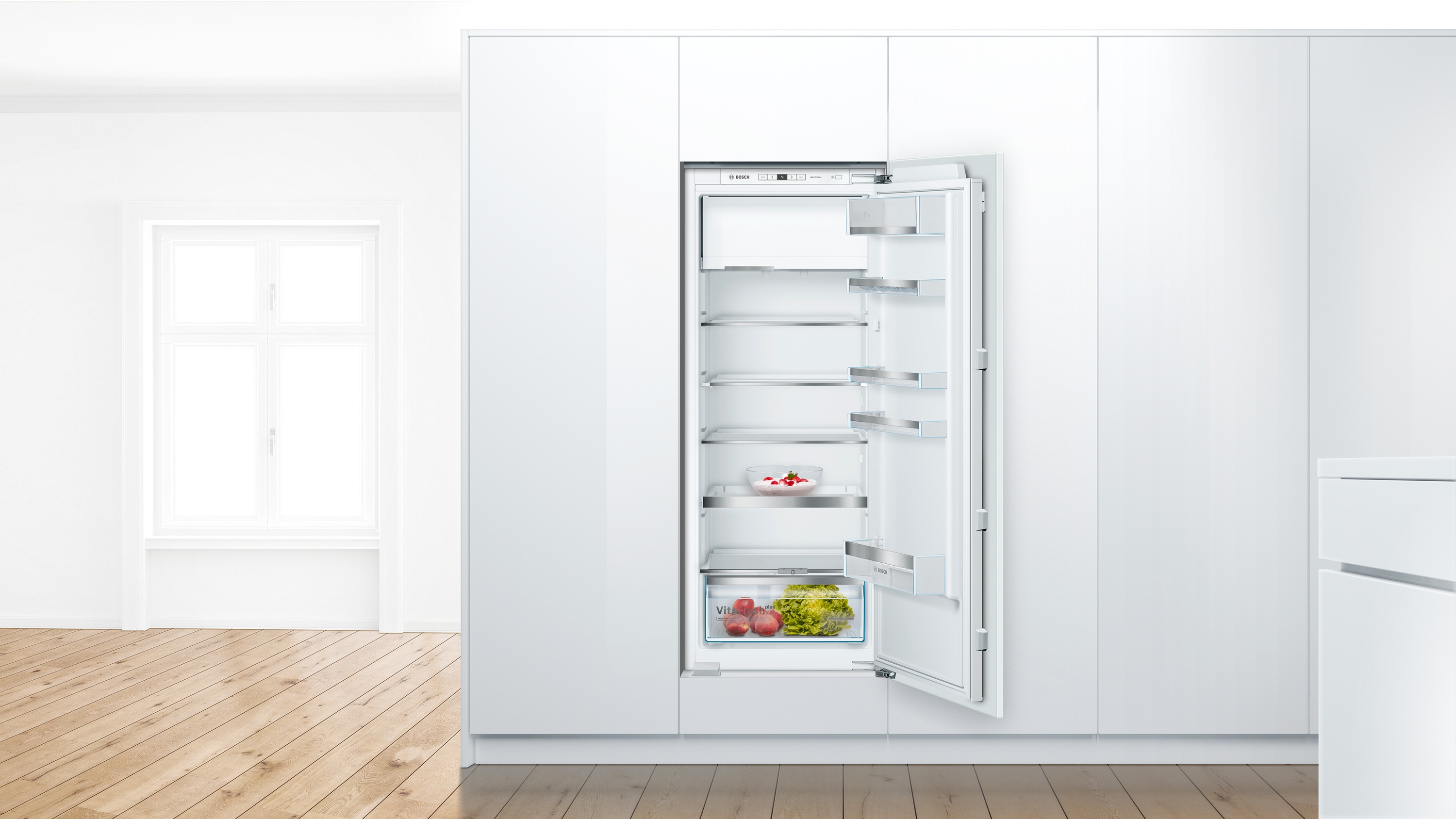 Einbaukühlschrank, offen, mit Regalen und einer Gemüseschublade. Der Innenraum ist weiß.