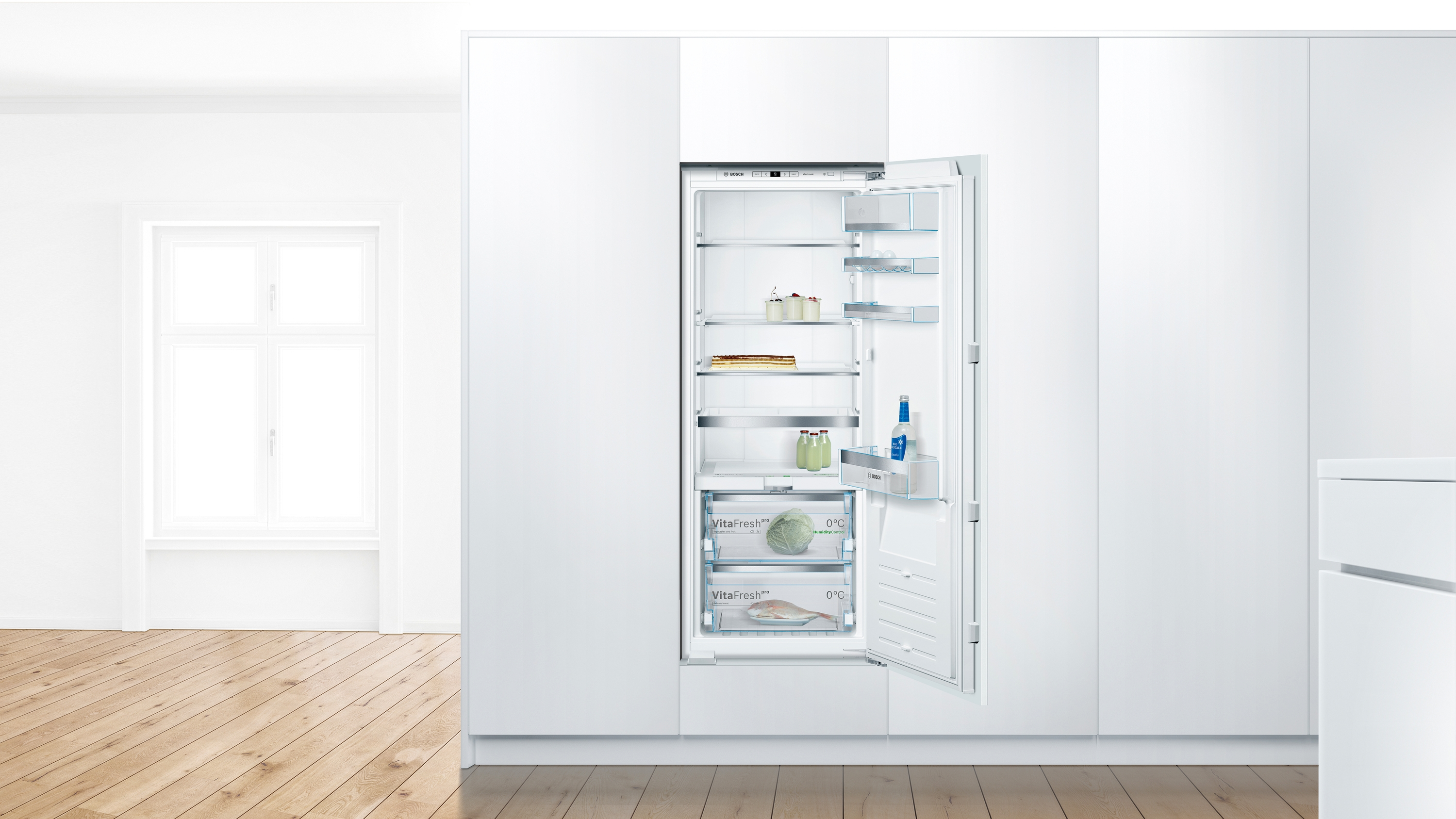 Einbaukühlschrank mit offener Tür, zeigt Regale und Inhalt.