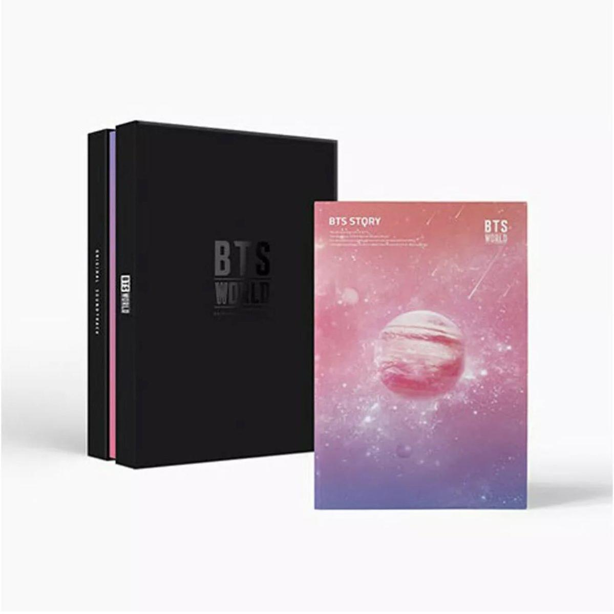 BTS World album csomagolása, egy fekete dobozzal és egy kisebb könyvvel, a borítón egy bolygókép.