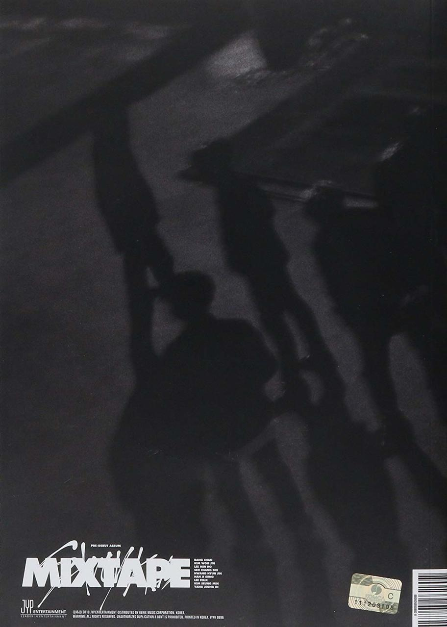 Schwarz-weiß Albumcover. Der Albumname ist Mixtape. Im Hintergrund sind Schatten von Personen.