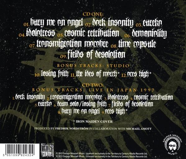 CD-Cover mit Text und Titeln, dunkler Hintergrund.