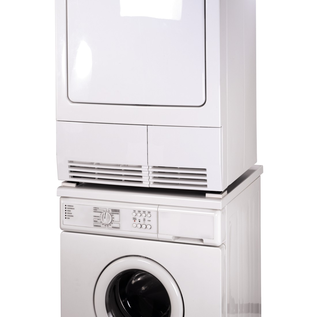 Gestapelde witte wasmachine en droger. De droger staat bovenop de wasmachine. Beide hebben bedieningspanelen en staan op een witte achtergrond.