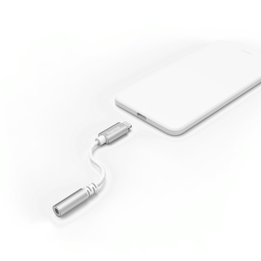 Zilveren adapter met een witte kabel, aangesloten op een telefoon. Witte achtergrond.