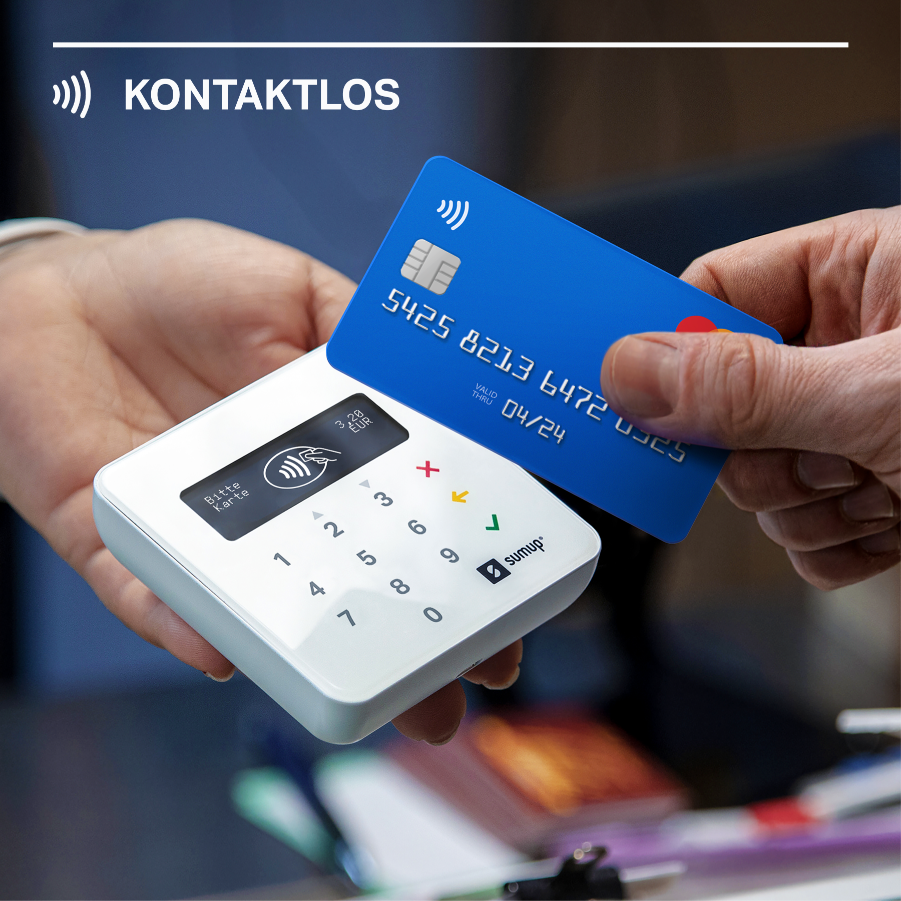 Eine Hand hält eine Kreditkarte in der Nähe eines kontaktlosen Zahlungsgeräts.