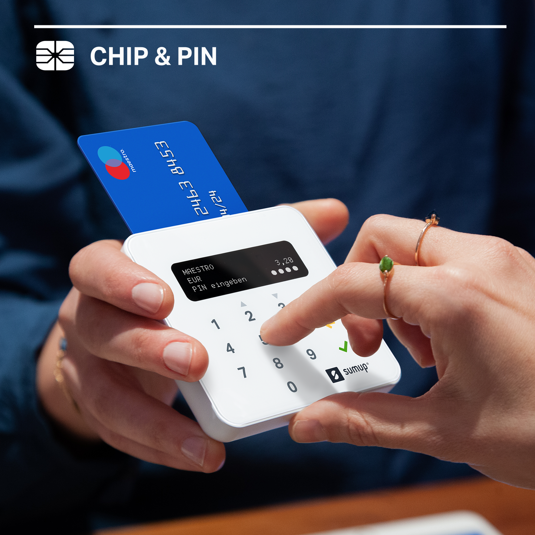 Hände geben eine PIN auf einem SumUp-Kartenleser ein, eine Kreditkarte ist eingesetzt.
