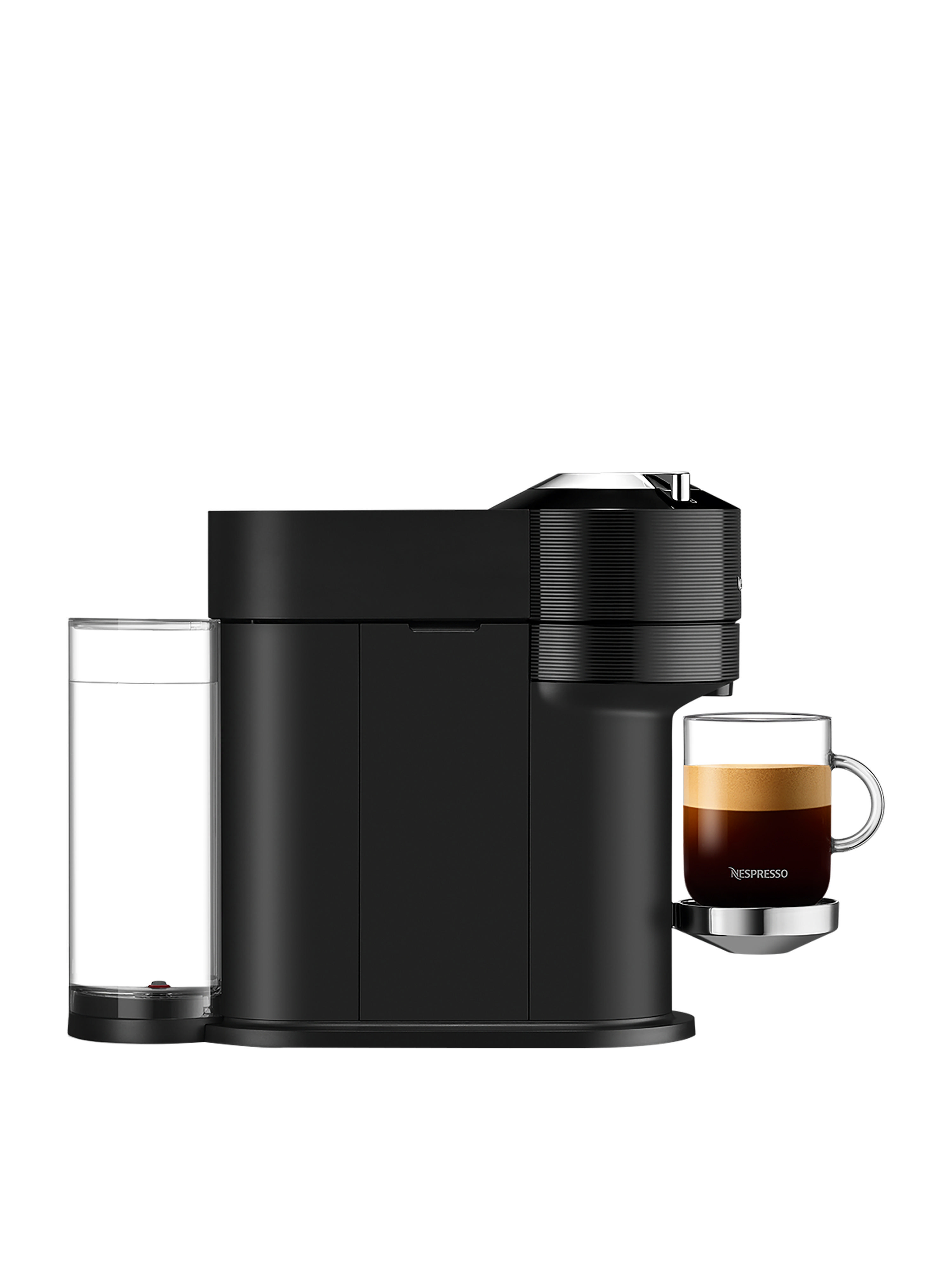 Eine schwarze Nespresso Kaffeemaschine mit einer Glastasse Kaffee und einem Wasserbehälter.