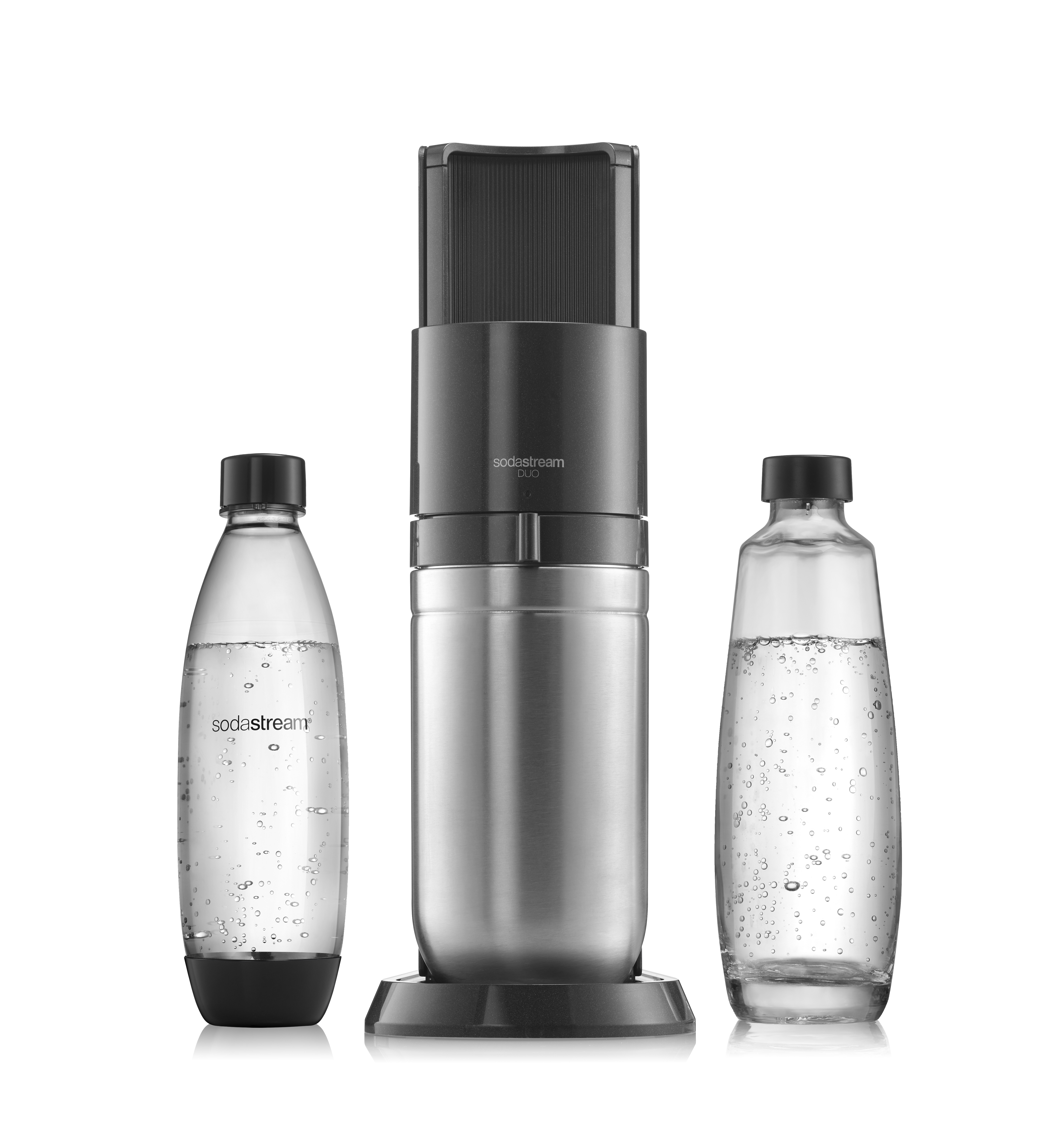 SodaStream Duo: hohe silberne Maschine, zwei Flaschen. Eine voll, eine leer. Schwarze Basis und Oberteil.