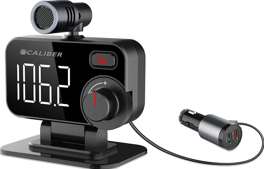Schwarzer Auto-FM-Transmitter mit Anzeige 106.2. Mikrofon oben, Lautstärkeregler und USB-Ladegerät.