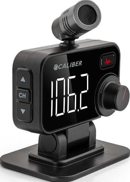 Schwarzer Auto-FM-Transmitter mit Mikrofon, Display mit 106.2, Knöpfen und einem Drehregler auf einem Ständer.