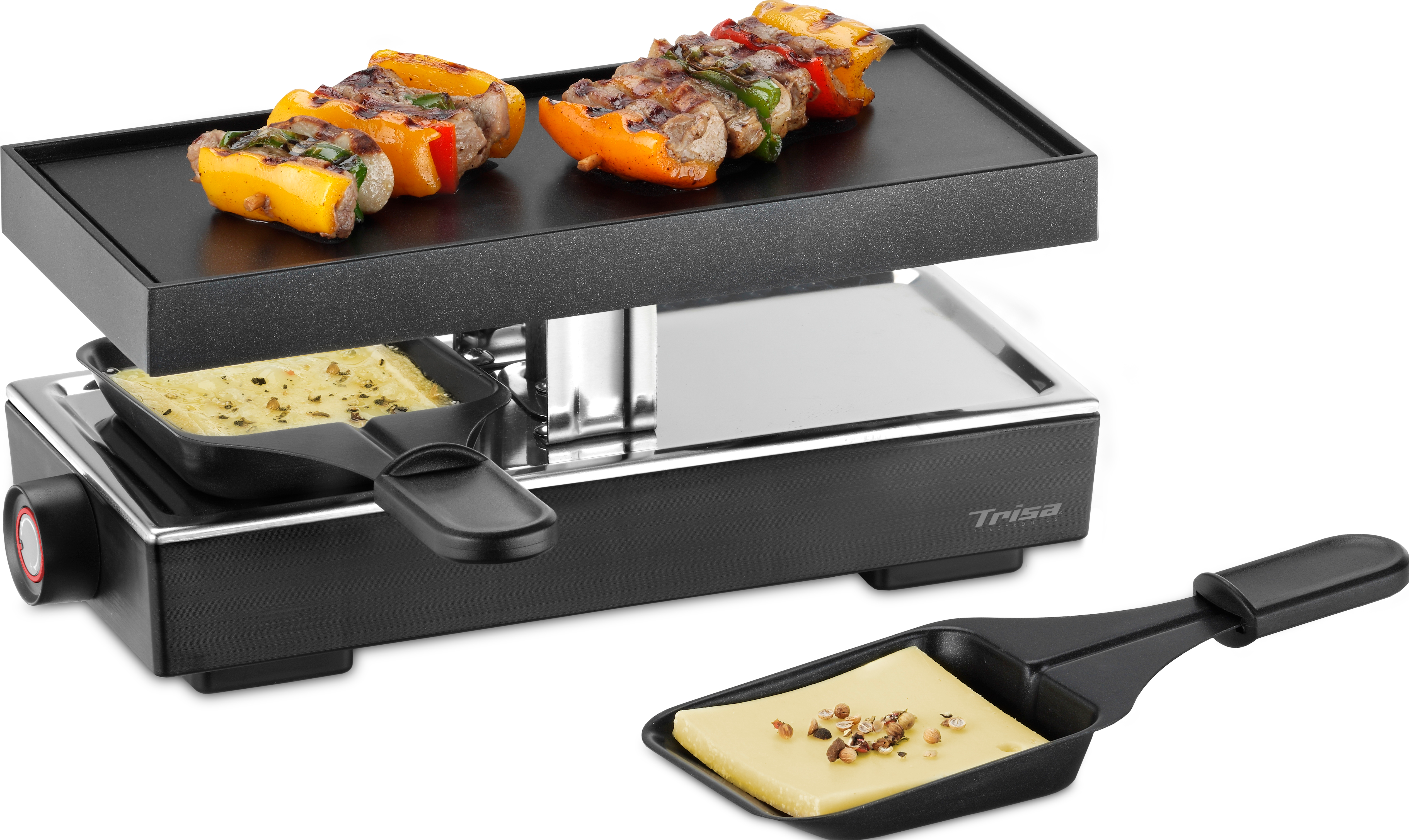 Raclette-Grill mit Käse und Gemüse, sowie ein Spatel mit Käse.