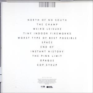 Weißer Hintergrund mit Songtiteln von "North of No South" bis "Cop Syrup".