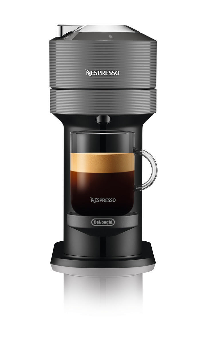 Schwarze Nespresso-Kaffeemaschine mit einem Glas Kaffee und einem Tassenhalter.