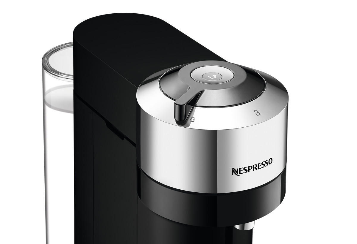 Nespresso-Kaffeemaschine, Nahaufnahme. Schwarz mit silbernen Akzenten.