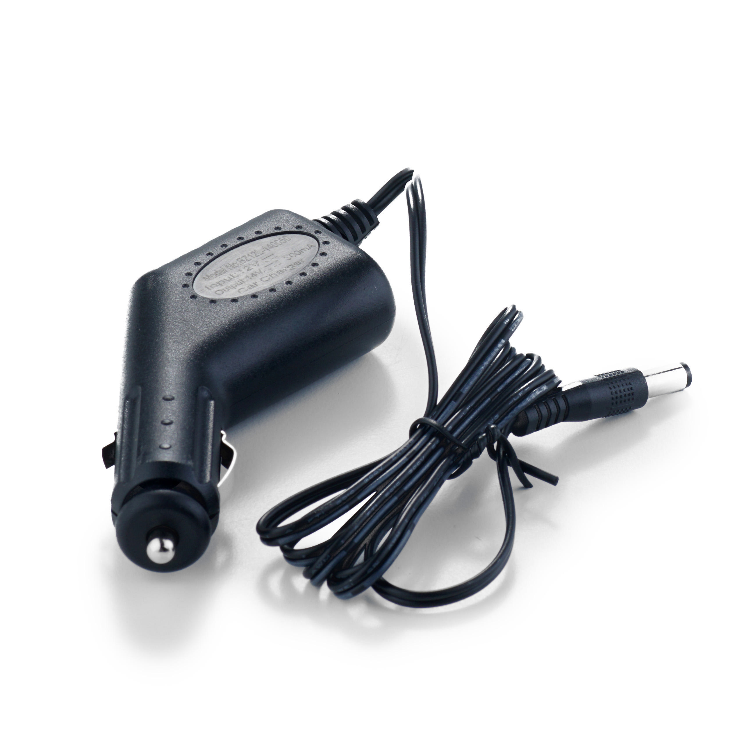 Ein schwarzes Autoladegerät mit Kabel und Stecker auf weißem Hintergrund.
