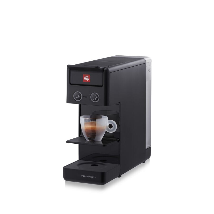 Schwarze illy Iperespresso Kaffeemaschine mit einer Tasse Kaffee.